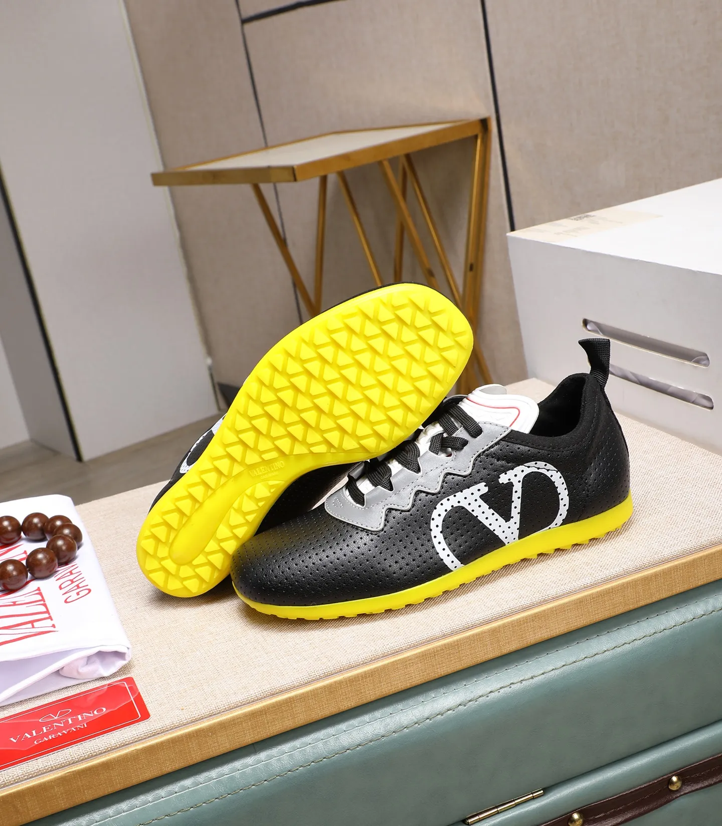 Men's Men's Shoes 💰620 VALENTINO 🌹🌹🌹2025 Valentino's latest spring sneakers! The counter 🔥 recommends RUNBOOT, which is lightweight and comfortable. It has a multi-functional design that integrates blue sneakers, running shoes, and fashionable sneakers to create a cool on-foot effect. ♥️♥️Fashionable sneakers that are sought after by many popular celebrities and fashion influencers♥️♥️. 👉All-round original 1:1 high-end production 👉Fabrics: Two options: delicate, soft and comfortable eyelet lambskin and high-end technical fabrics 👍Super soft suede special lining inside 👍Outsole wear-resistant TPU material 👍Full set of original counter packaging